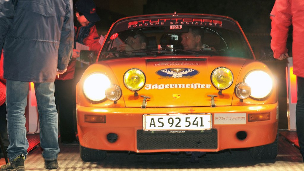 Søren Bunk og Jakob Knudsen afleverer kontorlkortet en sidste gang på målrampen på havnen i Monaco
(Foto: Viggo Johansen, rallypics.dk)